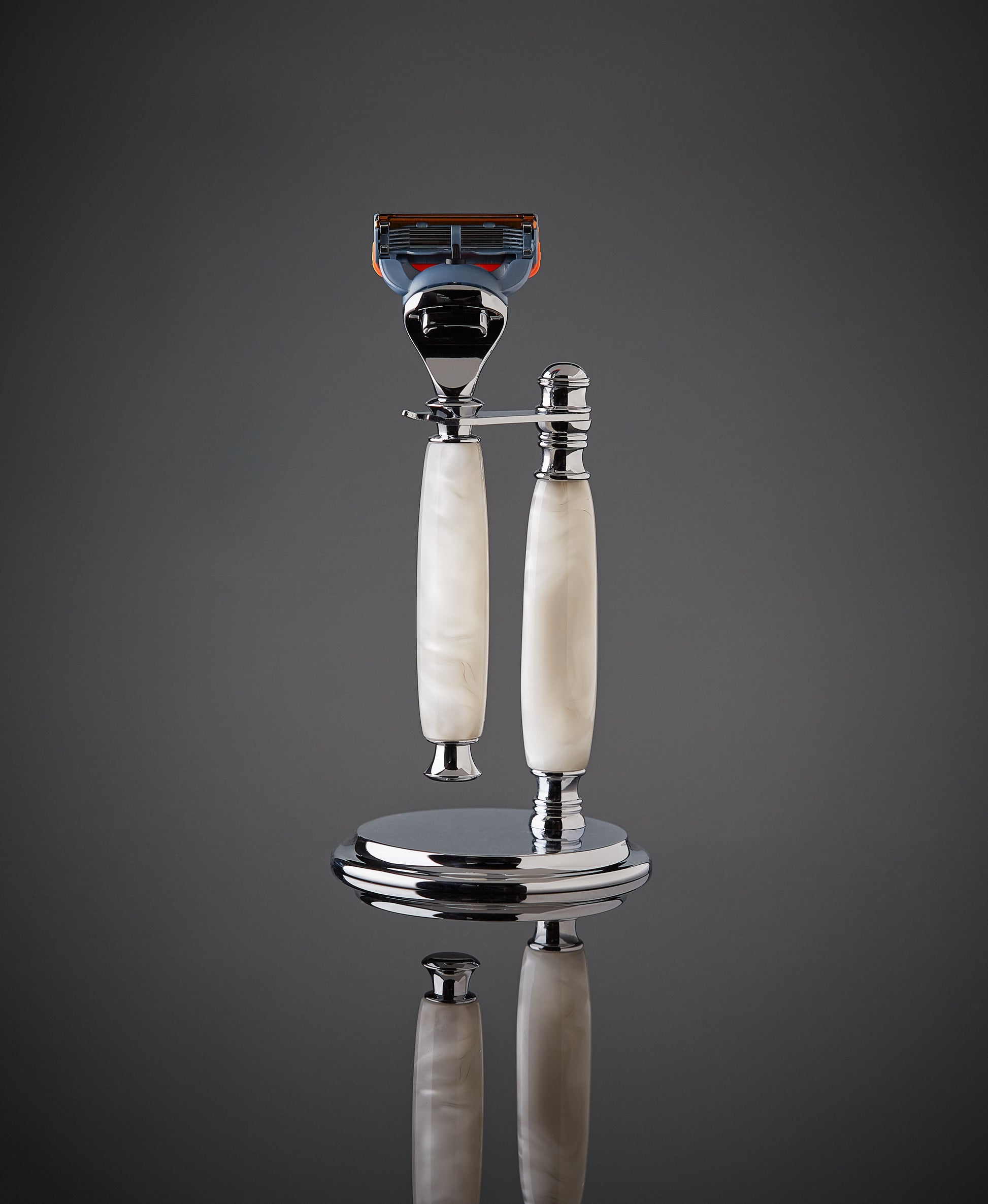 Shaving set razor and stand for Gillette Fusion. Proudly made in the USA